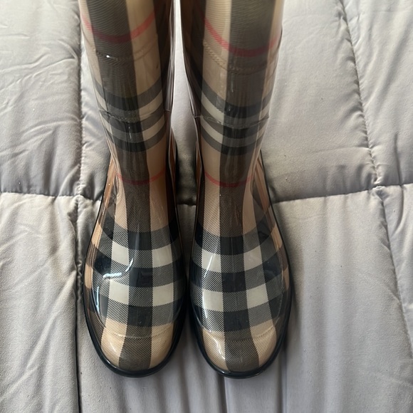 Burberry rain boots - Picture 3 of 7